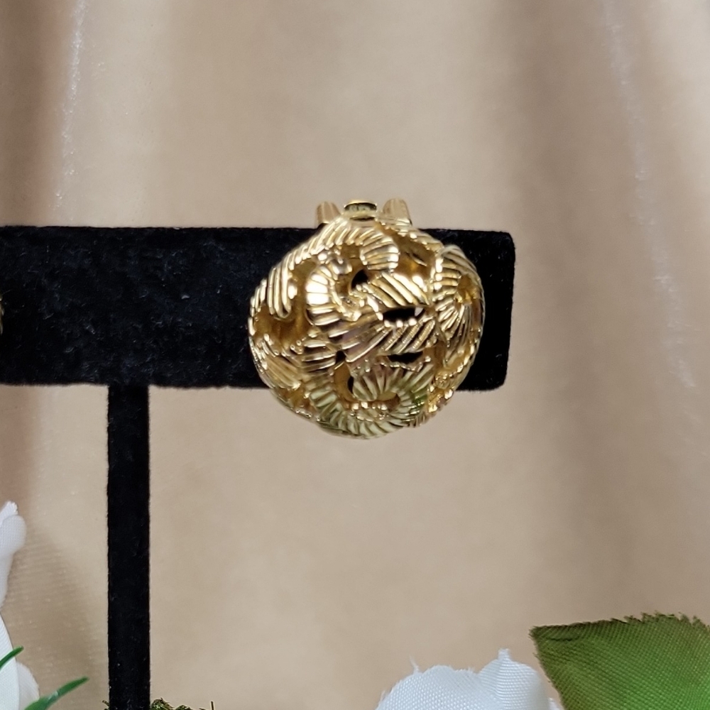 Dior Earrings - Picture 2 of 3